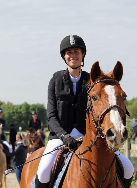 cavalière-cheval-regard-face