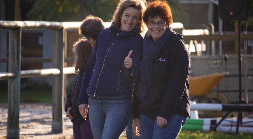 photo-dames-deux-face-pouce